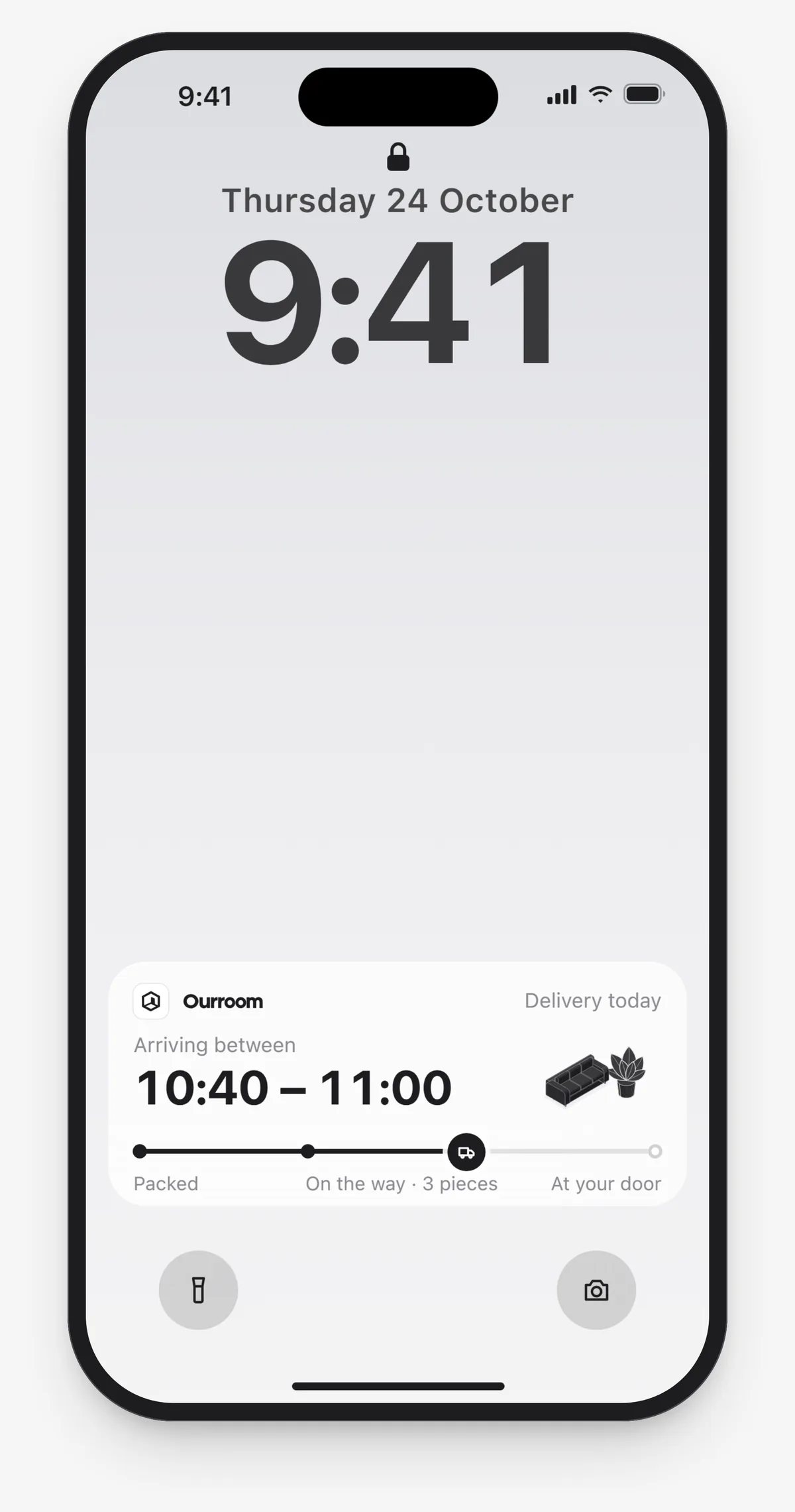 The Lock Screen: the delivery as a Live Activity, arriving between 10:40 and 11:00