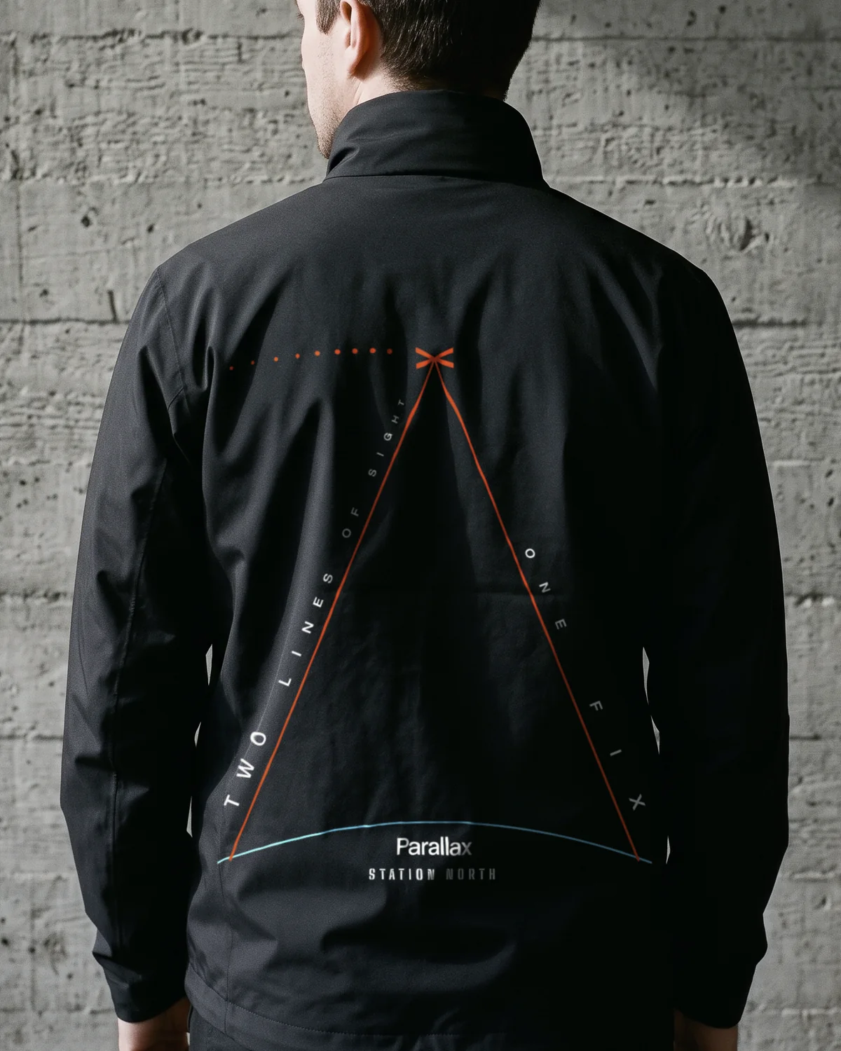The back of the crew shell: two red lines of sight meet at the mark, the track dotted across the shoulders